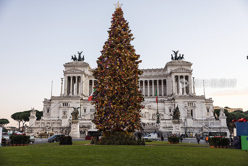 罗马Altare della Patria纪念碑和圣诞树2021年